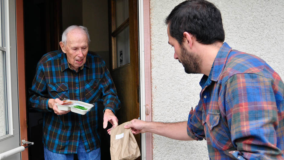 EMOW volunteer delivering meal to client